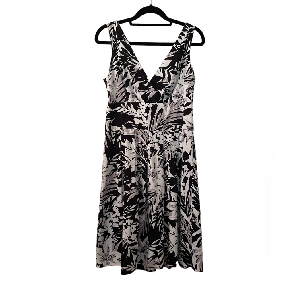 White House‎ Black Market Black and White Sleeveless V-Neck Midi Dress